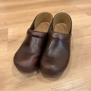 Dansko clogs in brown in size 40!